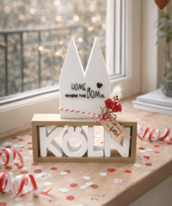 Kölner Dom auf beigem Sockel mit Schriftzug Home is where the Dom is