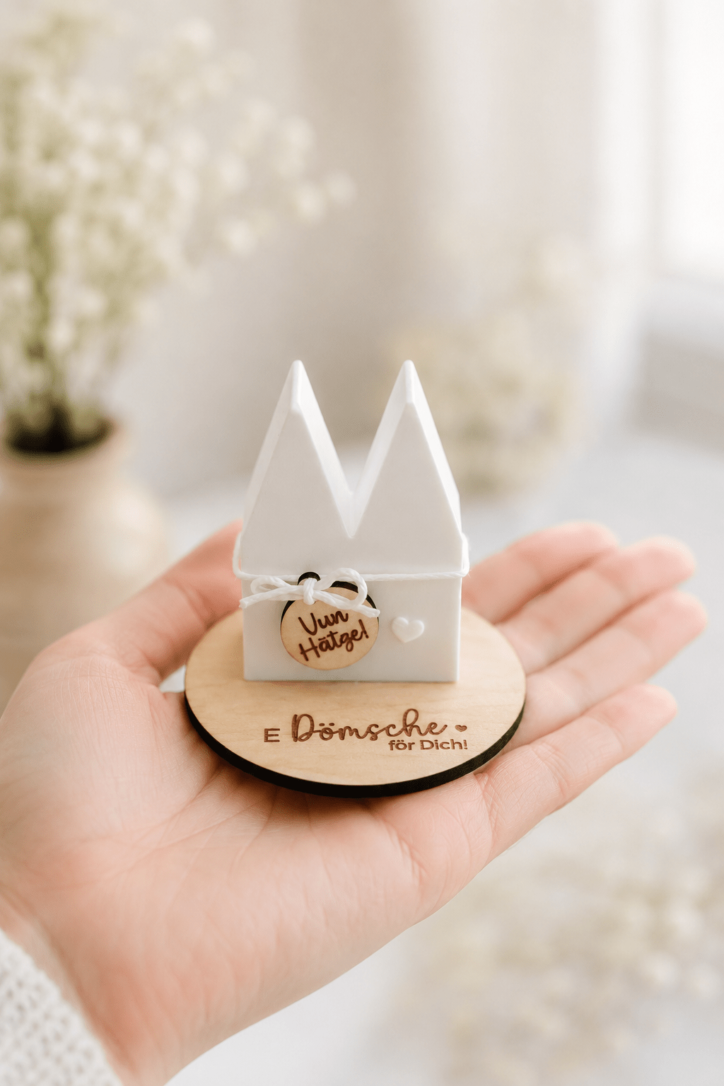 Mini Kölner Dom als Geschenk auf graviertem Holzsockel mit Herz – handgefertigtes Mitbringsel aus Köln