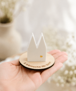 Mini Kölner Dom auf graviertem Holzteller mit dem Spruch „E Dömsche för Dich!“ und Holzanhänger „Vun Hätze!