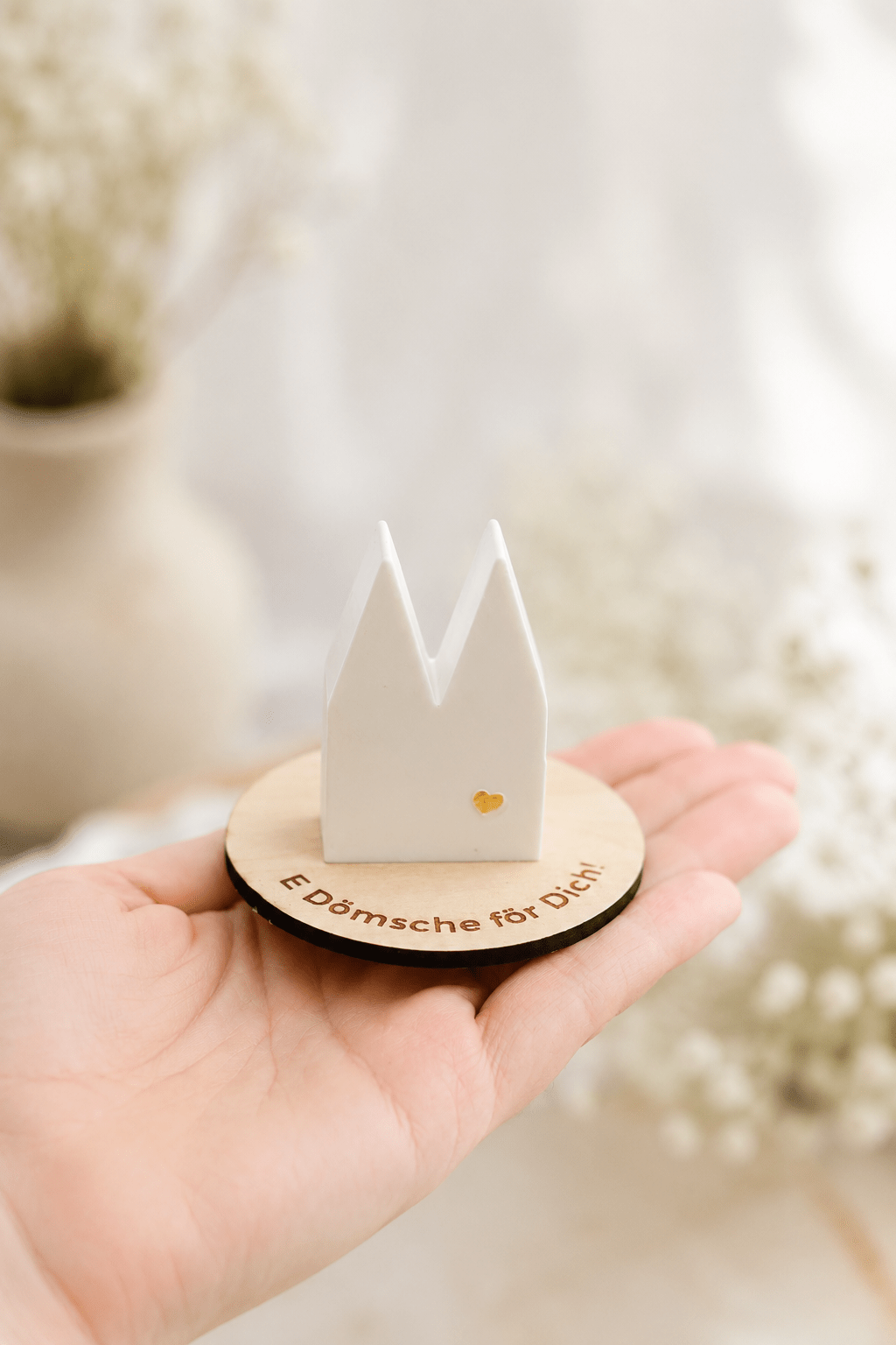 Mini Kölner Dom auf graviertem Holzteller mit dem Spruch „E Dömsche för Dich!“ und Holzanhänger „Vun Hätze!
