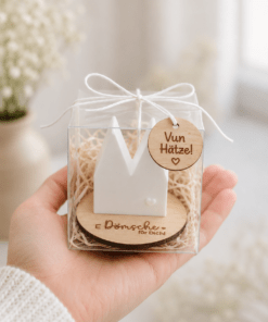 Mini Kölner Dom auf Holzsockel mit Gravur „E Dömsche för Dich!“ als kleines Geschenk aus Köln